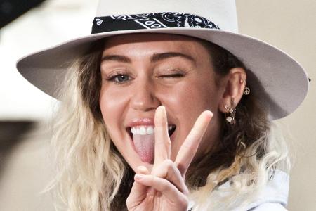 Auch Miley Cyrus setzt auf das helle Platinblond - allerdings mit heraus gewachsenem Ansatz.