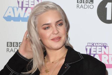 Sängerin Anne Marie, die bereits mit Ed Sheeran auf Tour war, setzt ebenfalls auf Platinblond.