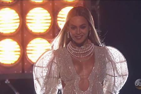...Queen Bey hätte man sich eigentlich mehr erwartet: Als Beyoncé 2013 ihre grandiose Super-Bowl-Show ablieferte, musste jem...