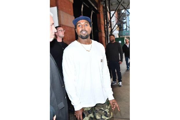 ...eine exzentrische Kim Kardashian ihren noch exzentrischeren Ehemann Kanye West, der Designer unter den Designern, der Rap...
