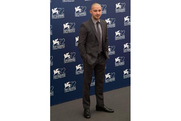 ...Shia LaBeouf, als 2013 eine Frau an seinen Tisch im Restaurant kam, um sich als Fan zu outen. Nur wenig später verließ si...