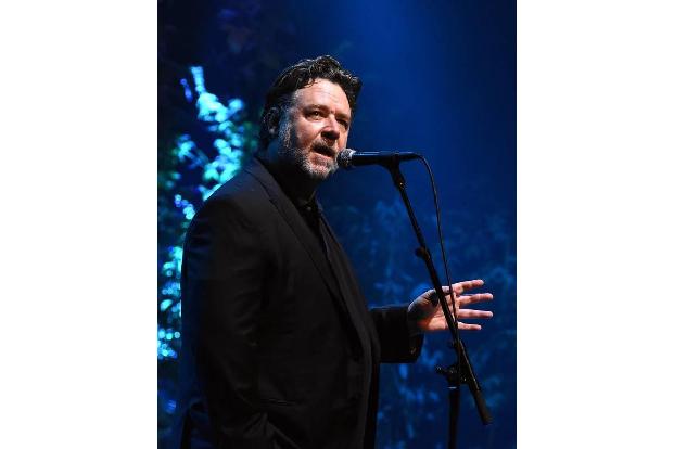 ...Russell Crowe flippte aus, als er 2005 in einem Restaurant in Down Under speiste. Eine Frau am Nebentisch bekam aus Verse...