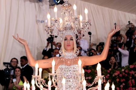 Katy Perry erschien zur Met Gala in New York in einem Kronleuchter-Kostüm, mit Kerzenständern um Kopf und Taille. Dazu hatte...