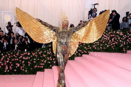 Schauspieler und Sänger Billy Porter ließ sich erst in einer Sänfte hereintragen und zeigte auf der Met Gala dann ein golden...