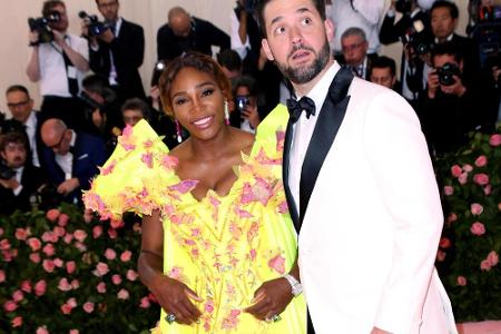 Serena Williams und ihr Mann Alexis Ohanian beließen es bei Kleid und Anzug. Wobei die Tennisspielerin zu ihrer gelb-pinken ...