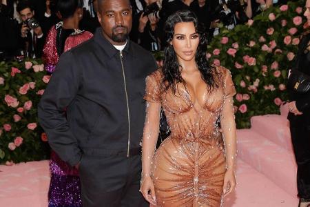 Kim Kardashian erschien mit Ehemann Kanye West und einem hautengen Latexkleid von Thierry Mugler. Durch herabhängende Perlen...