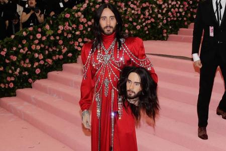 Jared Leto trug bei der Met Gala seinen Kopf unter dem Arm, eine außergewöhnliche Handtasche. Der Schauspieler und Sänger pr...