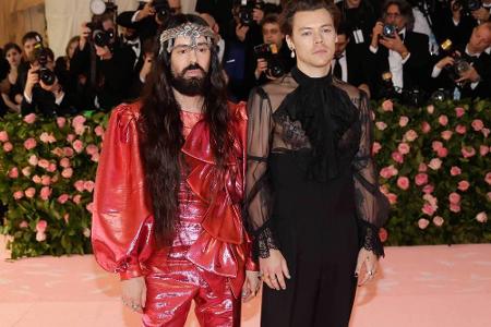 Gucci-Designer Alessandro Michele und Sänger Harry Styles auf dem roten Teppich: Styles zeigte ein schwarzes Gucci-Outfit mi...