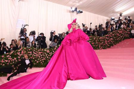 Lady Gaga präsentierte insgesamt vier Outfits von Designer Brandon Maxwell auf dem roten Teppich. Unter diesem pinken Cape-K...
