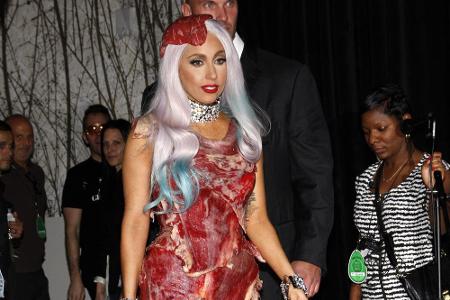Mit dem berühmt berüchtigten Fleischkleid sorgte Lady Gaga im Jahr 2010 bei den MTV Video Music Awards - und auch danach - f...