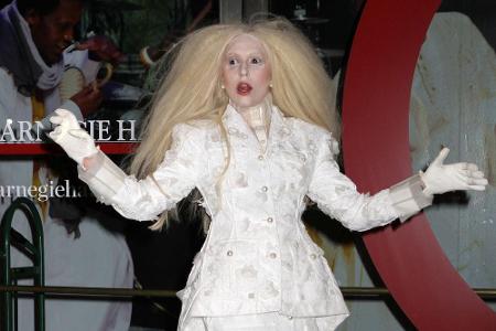 Ist sie es wirklich? Bei den Glamour Woman of the Year Awards im Jahr 2013 verwandelte sich Lady Gaga in eine gruselige, wei...