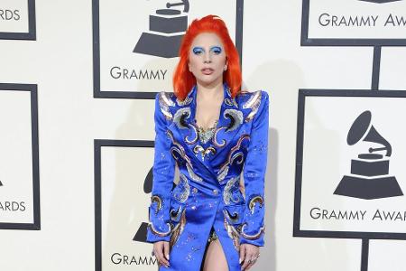 Ihr Outfit für die 58th GRAMMY Awards lehnte die Sängerin an die Musiklegende David Bowie an. Zum blauen Kleid mit extremen ...