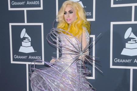 Bei den 52ten Annual Grammy Awards wurde es bei Lady Gaga besonders abgespaced. Ihr futuristisches Kleid bestand aus unzähli...