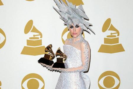 Nach der Preisverleihung präsentierte sie sich und ihre Grammys dann in einem knapperen Outfit, das sie womöglich unter ihre...