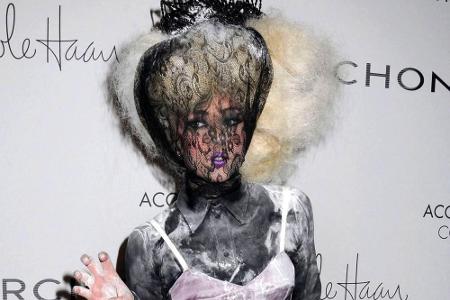 Hat Lady Gaga vor den 13th Annual ACE Awards in eine Steckdose gefasst und ist dann in einen Mehltopf gefallen? So jedenfall...