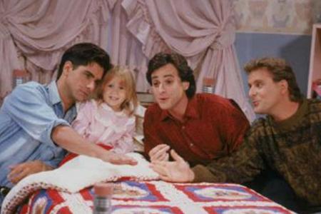 Von links nach rechts: Onkel Jesse (J. Stamos), Nesthäkchen Michelle (M.-K./A. Olsen), Vater Danny (B. Saget) und Familienfr...
