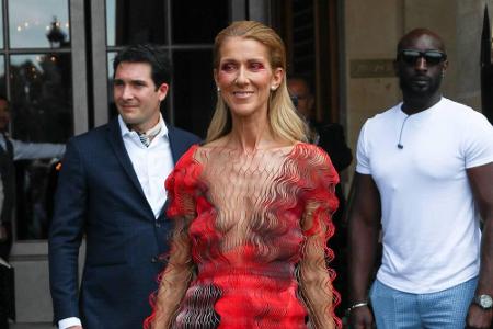 Etwas gewöhnungsbedürftig: Céline Dion (51) trug diese Robe bei der diesjährigen Pariser Fashion Week. Das tief ausgeschnitt... Etwas gewöhnungsbedürftig: Céline Dion (51) trug diese Robe bei der diesjährigen Pariser Fashion Week. Das tief ausgeschnitt...