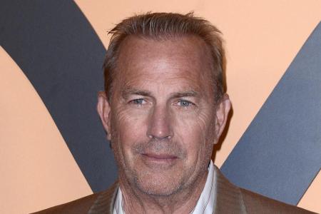 Kevin Costner (64) ist Vater von sieben Kindern von drei verschiedenen Frauen. Zuletzt brachte seine zweite Ehefrau Christin...