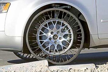 Mit dem Tweel hat Michelin seit gut 20 Jahren Erfahrung bei leichten Baumaschinen. Für das Auto ist das Konzept nur schwer u...