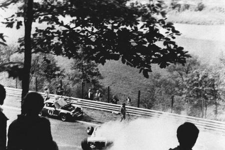Am Bergwerk verlor er allerdings die Kontrolle. Der Ferrari krachte in den Zaun und ging in Flammen auf. Lauda musste von se...