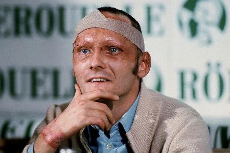 Mit schweren Verbrennungen konnte Lauda dem Tod gerade noch einmal von der Schippe springen. Bei einer Pressekonferenz in Sa...
