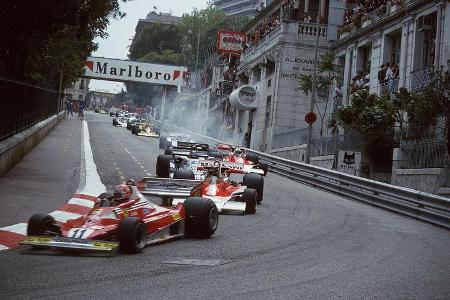 Auch im Fürstentum Monaco ging Lauda wieder an den Start (hier vor James Hunt) zog am Ende aber knapp gegen Jody Scheckter d...