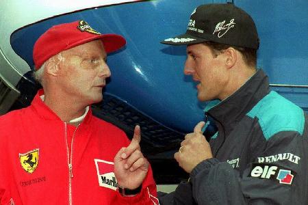 Auch Michael Schumacher - damals noch in Diensten von Benetton Renault - suchte das Gespräch mit der lebenden F1-Legende.