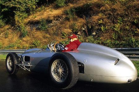 Auch über die Nordschleife traute sich der F1-Rentner wieder. Hier in einem Mercedes W196.