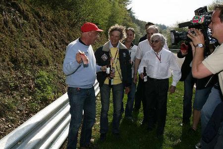 30 Jahre nach dem Unfall auf der Nordschleife kehrte der Österreicher 2006 an die Bergwerk-Passage zurück. Mit dabei war auc...