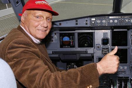 Auch mit 60 Jahren war Lauda noch aktiv im Cockpit. Die Fluglinie heißt mittlerweile nur noch 