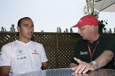 Der Experte im Gespräch mit dem Weltmeister von 2008. Fünf Jahre später sollten sich die Wege von Hamilton und Lauda bei Mer...