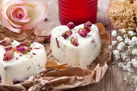 Eine Rosenseife sieht nicht nur hübsch aus, sondern duftet auch noch gut