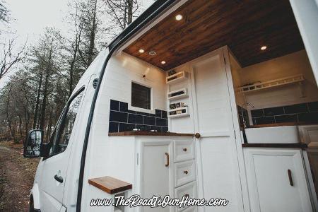 The road is our home offen Tür
