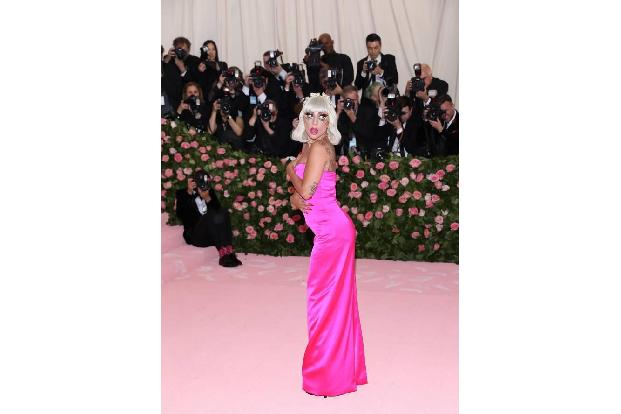 …erneut die Hüllen fallen zu lassen und in diesem sexy bodenlangen Dress zu posieren. Pink, Schwarz, Pink – da bleibt nur ei...