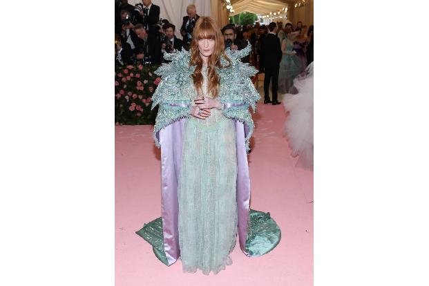 …inszenierte sich Sängerin Florence Welch auf der Met Gala – ihr möchten wir so nicht im Dunkeln begegnen. Das Motto 