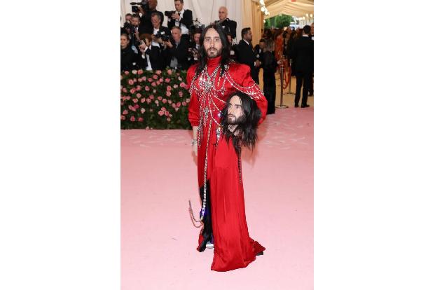 …Jared Leto seinen Look. Bei genauem Hinsehen zeigt sich nämlich: Der Sänger und Schauspieler trägt seinen eigenen Kopf unte...