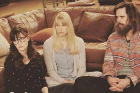 Die dicke Brille von Jess Day (l., Zooey Deschanel) in 