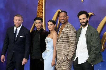Das sind sie, die fantastischen Fünf, die 'Aladdin' für Disney in eine Live-Action verwandelt haben: Regisseur Guy Ritchie l... Das sind sie, die fantastischen Fünf, die 'Aladdin' für Disney in eine Live-Action verwandelt haben: Regisseur Guy Ritchie l...