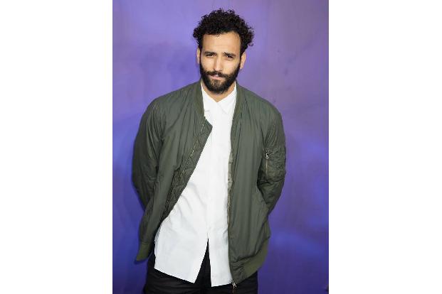 …stand Marwan Kenzari eher fies dreinblickend auf dem Red Carpet. Ein echter Dschafar lächelt eben nicht. Abseits der Red-Ca...