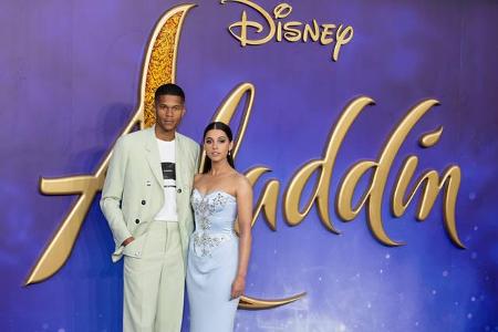 …Film-Geliebten mit deren Ehemann ist? Mit dem Fußballer Jordan Spence ist Naomi Scott schon seit 2014 verheiratet – klar, d...