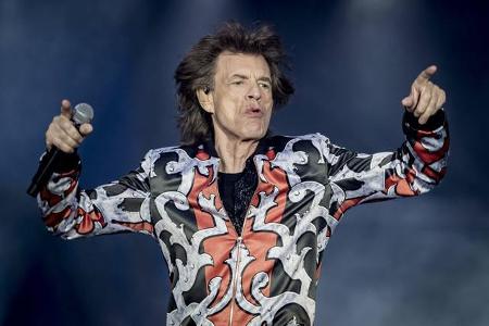Mick Jagger steht auch noch mit 74 Jahren auf den großen Showbühnen. Zurzeit befindet er sich mit seiner Band 'The Rolling S... Mick Jagger steht auch noch mit 74 Jahren auf den großen Showbühnen. Zurzeit befindet er sich mit seiner Band 'The Rolling S...