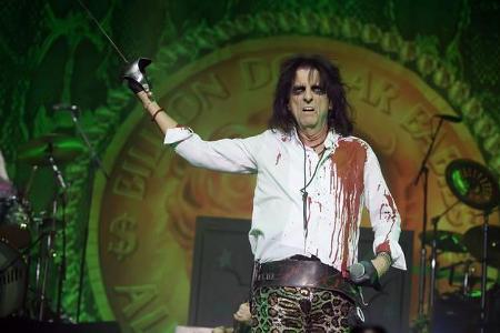 ...Alice Cooper ist das Karriereende zum Glück noch nicht in Sicht. Der 70-jährige Schock-Rocker ist für seine spektakulären...