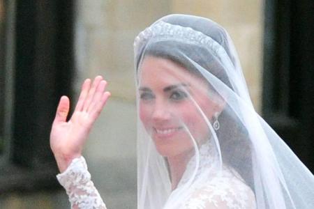 Herzogin Kate kam verschleiert zur Hochzeit - auf diesem Foto war sie noch Kate Middleton. Ihres und die Brautkleider einige... Herzogin Kate kam verschleiert zur Hochzeit - auf diesem Foto war sie noch Kate Middleton. Ihres und die Brautkleider einige...