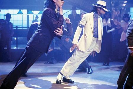 Durch sein enormes Talent revolutionierte MJ nicht nur die Popmusik, sondern vor allem auch das Tanzen. Ob der legendäre Moo...