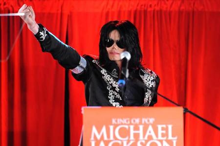 2009 - nach zahlreichen OPs, Pleite-Gerüchten und noch mehr Skandalen - dann die Überraschung: Im Mai verkündete Michael, no...