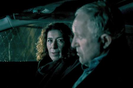 Im Haus einen Spitzenpolitikers hat sich eine Framilientragödie ereignet. Moritz Eisner (Harald Krassnitzer) und Bibi Fellne...