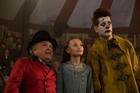 Da staunen Direktor Max Medici (Danny DeVito, links) und Holt Farrier (Colin Farrell): Der tollpatschige Elefant Dumbo nutzt...
