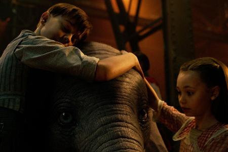 Joe (Finley Hobbins) und seine Schwester Milly (Nico Parker) schließen Dumbo sofort ins Herz.