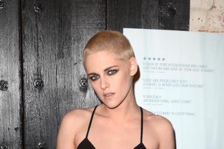 2017 schockierte der Filmstar nämlich mit raspelkurzen blonden Haaren. In Blond kennt man die Schauspielerin schon, der mill...
