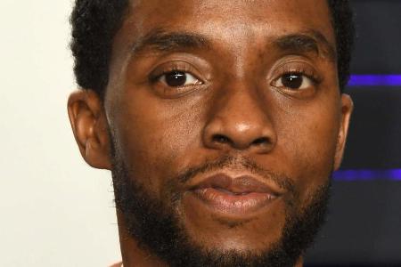 Chadwick Boseman verzaubert seine Kolleginnen beim Filmdreh Chadwick Boseman verzaubert seine Kolleginnen beim Filmdreh